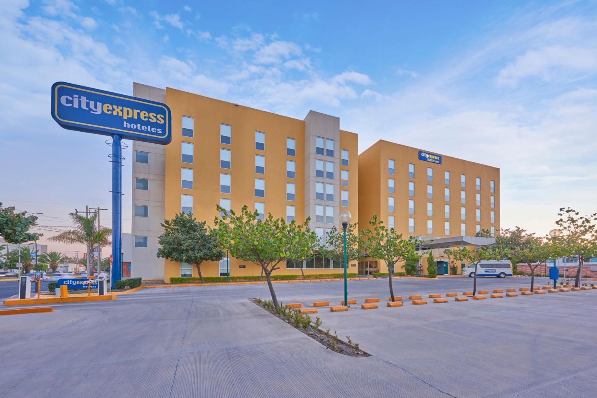 City Express By Marriott Irapuato Norte Bagian luar foto