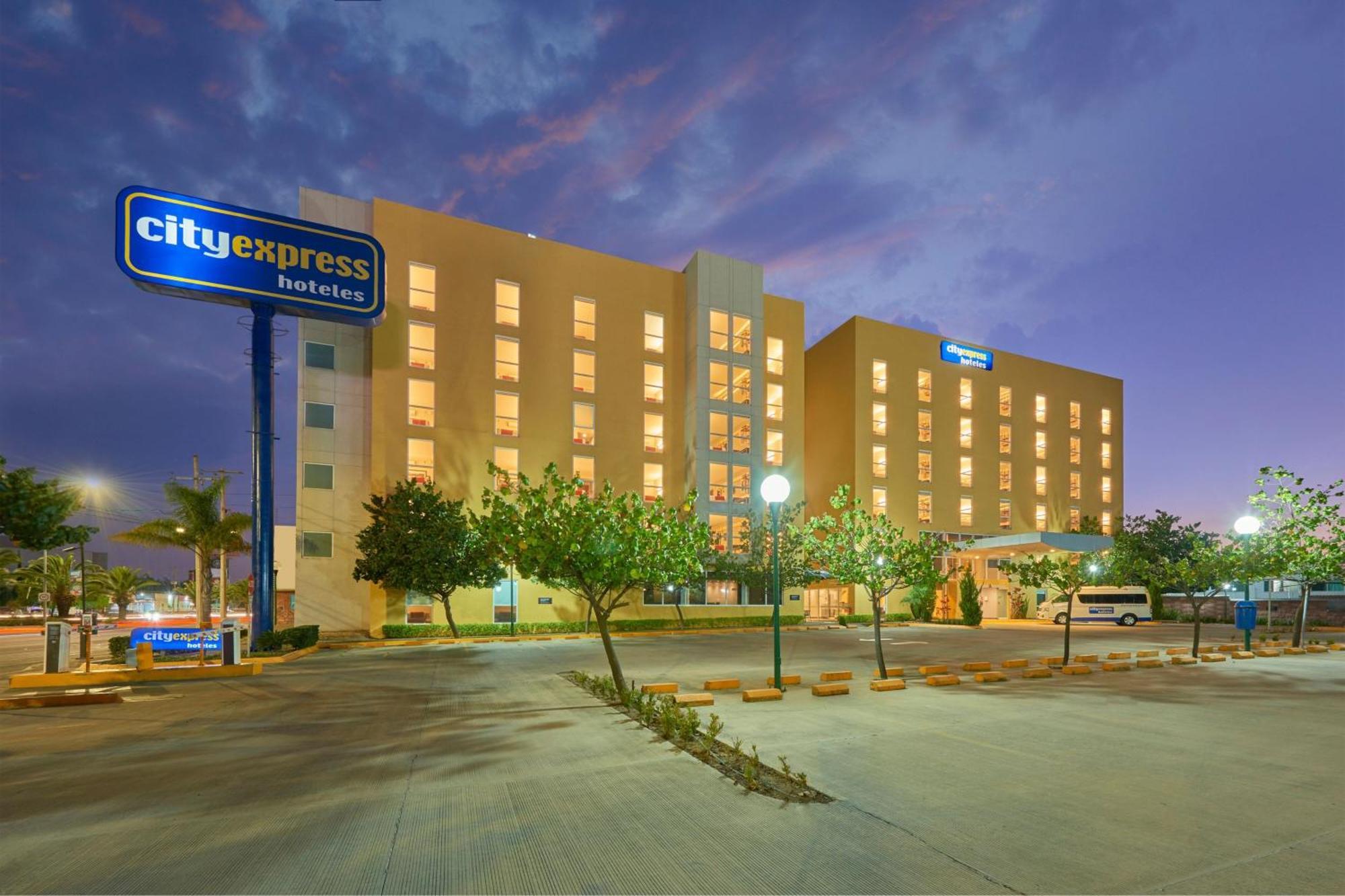 City Express By Marriott Irapuato Norte Bagian luar foto